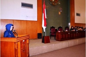 Bupati Kuningan, Hj Utje CH Suganda saat mengusul;kan 7 raperda pada sidang paripurna DPRD.
